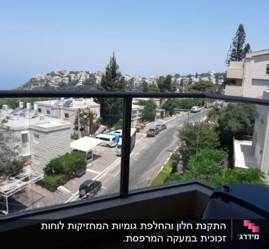 מעקה אלומיניום במרפסת עם נוף עירוני